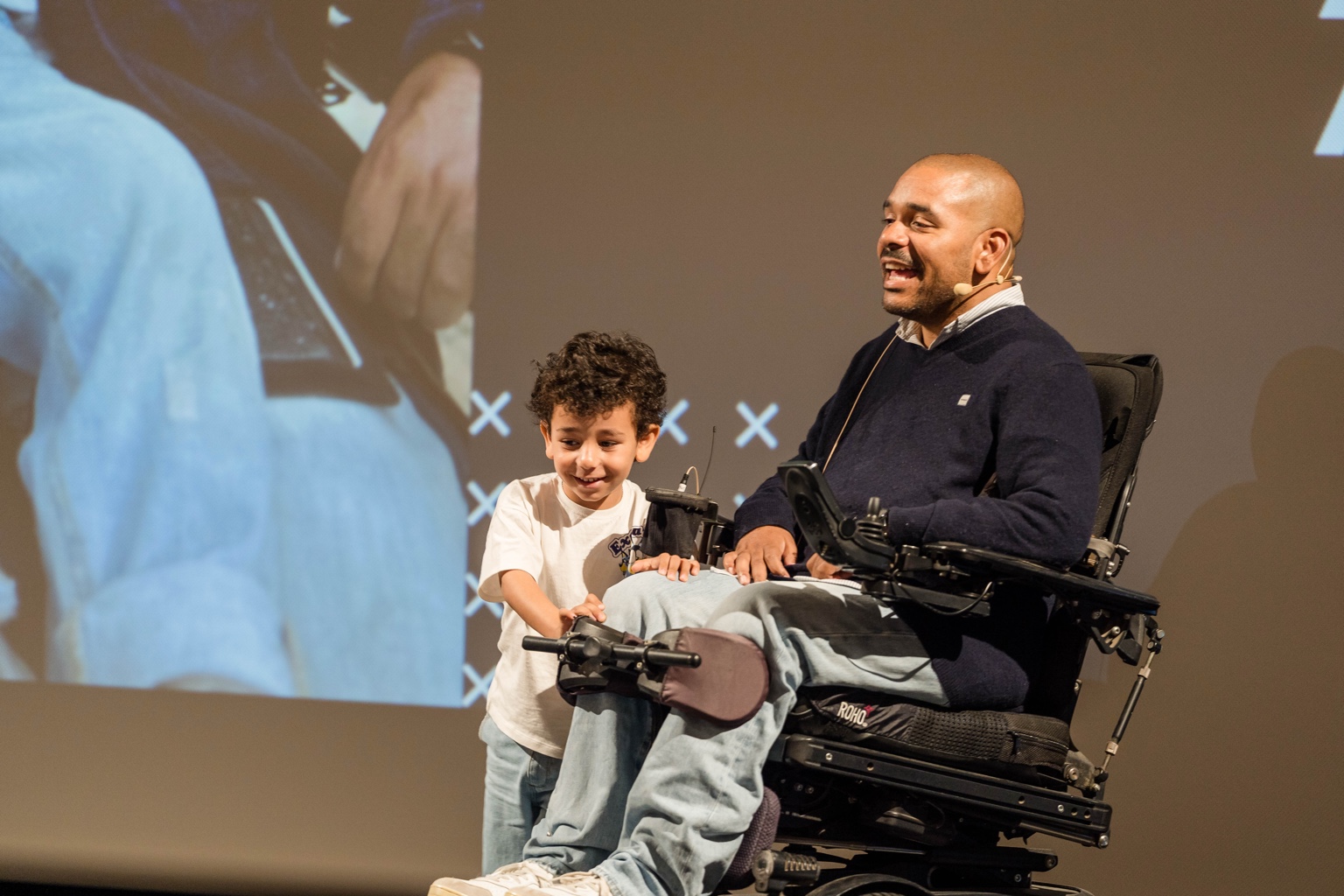 Nuno de Carvalho Mata com o filho em palco
